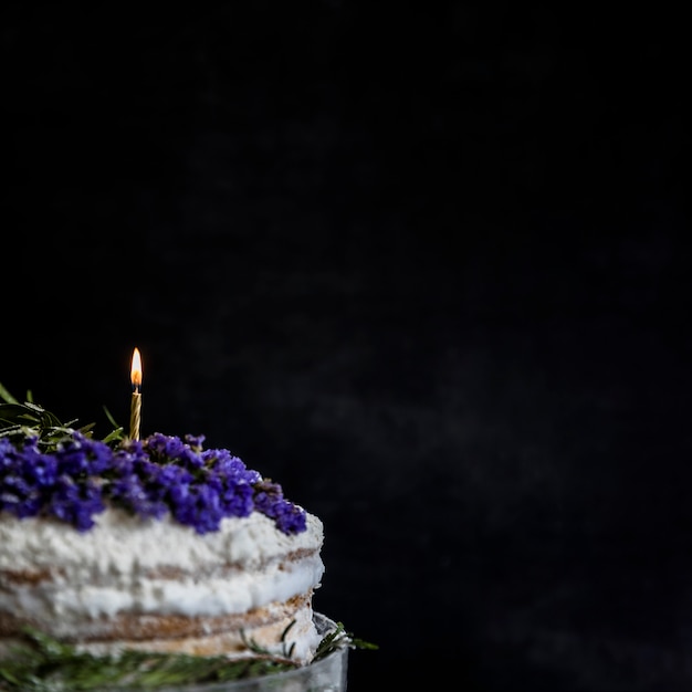 Tarta de cumpleaños decorada con flores