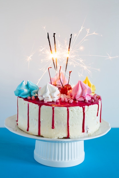 Tarta de cumpleaños con fuegos artificiales encendidos