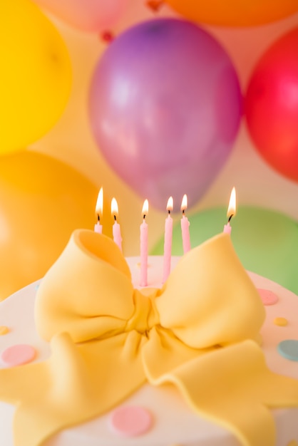 Tarta de cumpleaños con globos