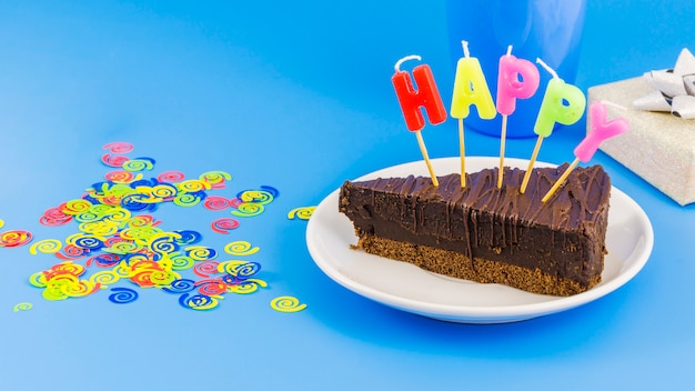 Foto gratuita tarta de cumpleaños con velas y confeti