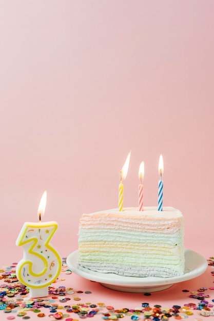 Foto gratuita tarta cumpleaños velas encendidas