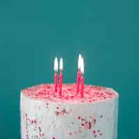 Foto gratuita tarta de cumpleaños con velas encendidas