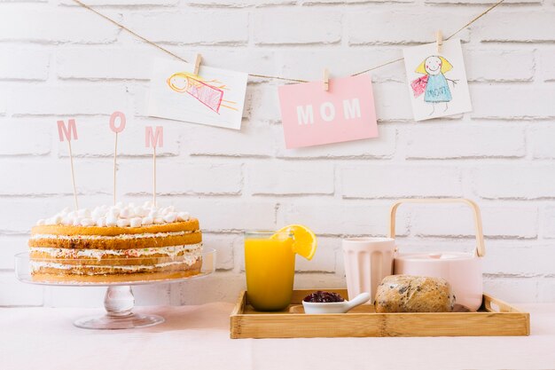 Tarta y desayuno para el día de la madre