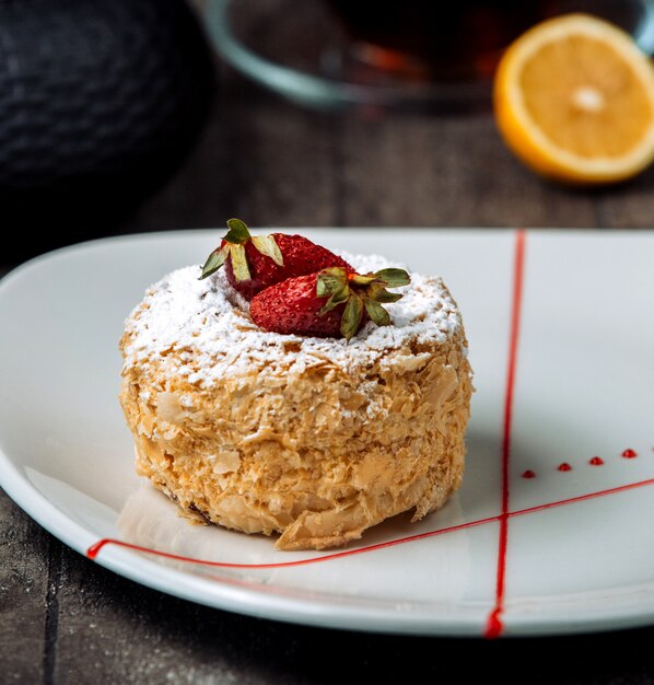 Tarta dulce de fresa sobre la mesa