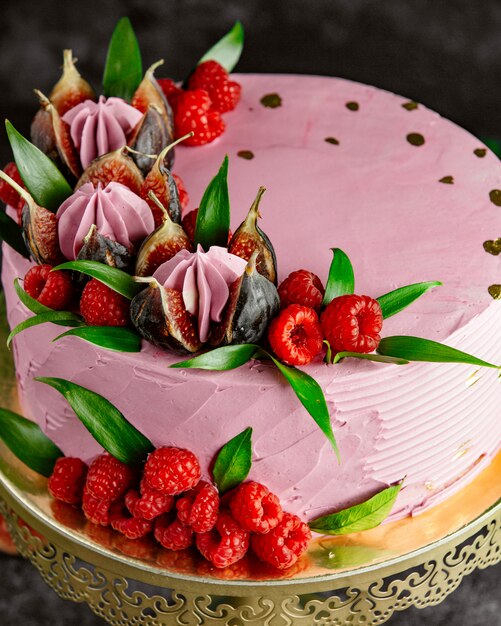 Tarta de frambuesa decorada con higos y hojas de frambuesa