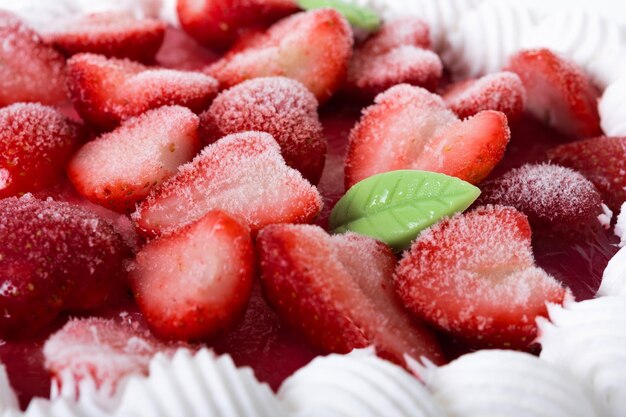 Tarta de fresa con crema aislado sobre fondo blanco.