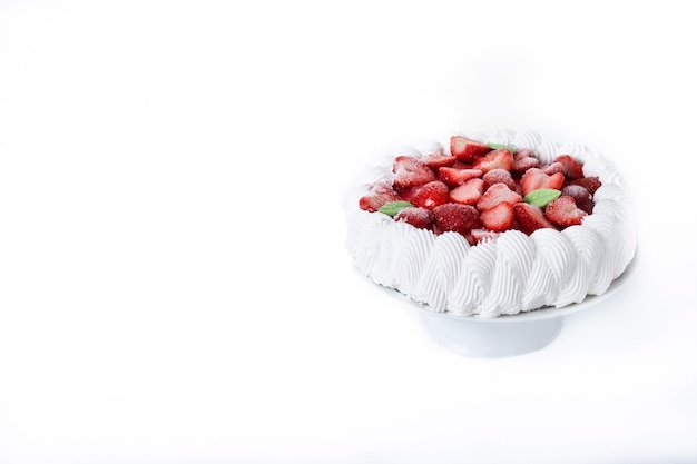 Tarta de fresa con crema aislado sobre fondo blanco.