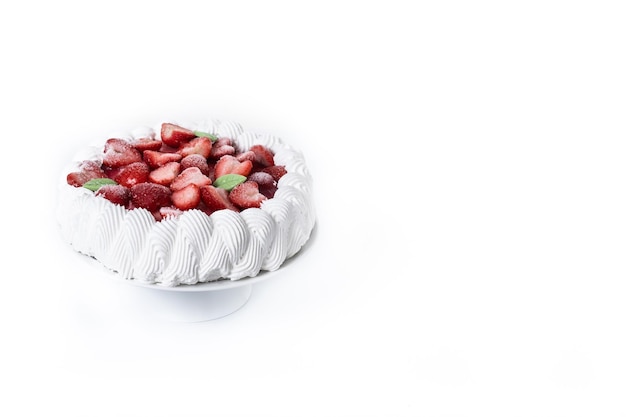 Tarta de fresa con crema aislado sobre fondo blanco.