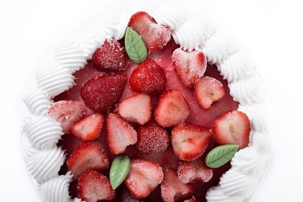 Tarta de fresa con crema aislado sobre fondo blanco.