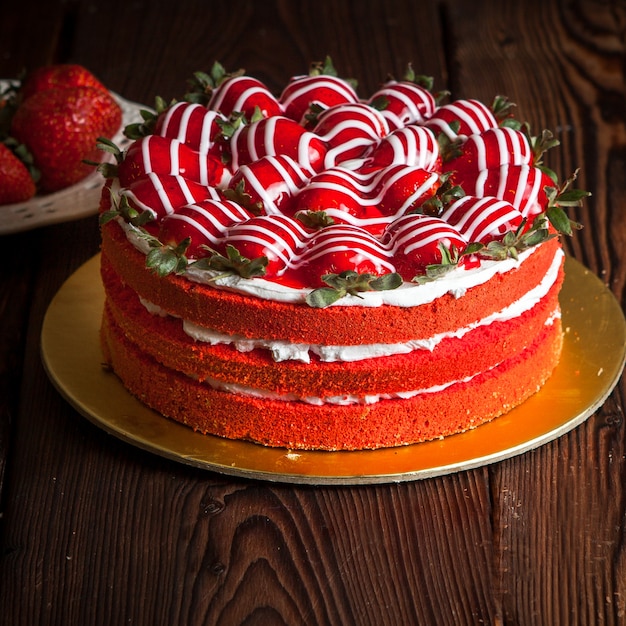 Tarta de fresas y fresas frescas en la mesa de madera