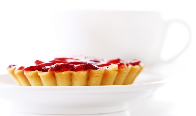 Tarta de fresas frescas y taza de café