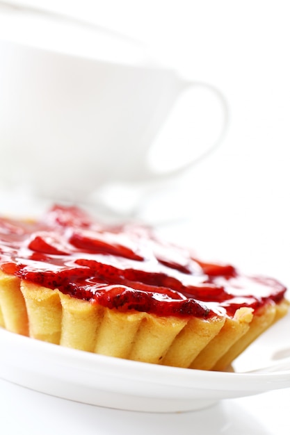 Tarta de fresas frescas y taza de café