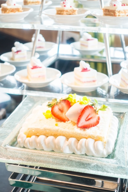 Foto gratuita tarta con fresas naturales encima