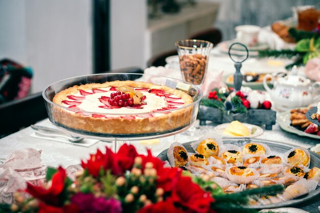 Tarta de fresas y plato con galletas