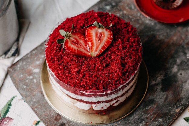 Tarta de fresas en polvo rojo dulce deliciosa ronda en escritorio gris