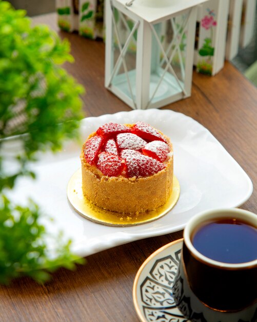 Tarta de fresas sobre la mesa