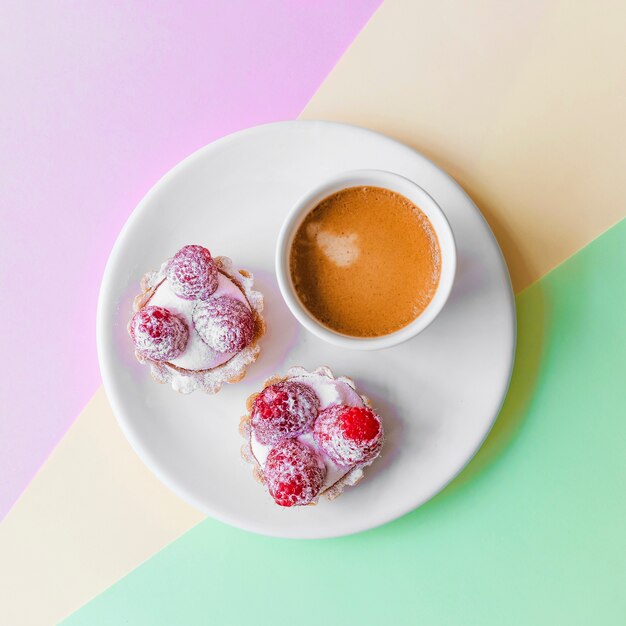 Tarta de fruta fresca hecha en casa con frambuesa y taza de café en un plato