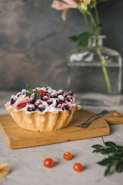 Tarta de fruta fresca hecha en casa en tabla de cortar