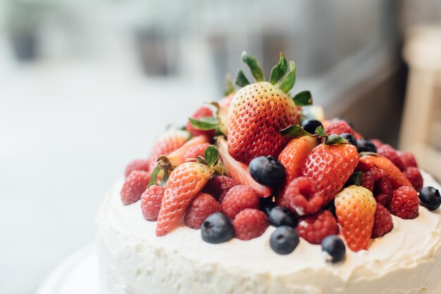 Tarta con frutas encima