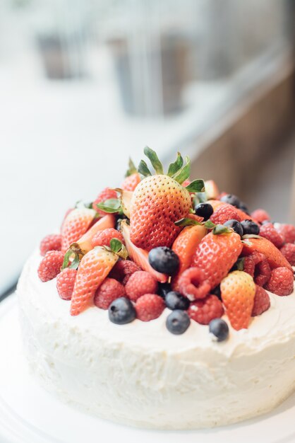 Tarta con frutas encima