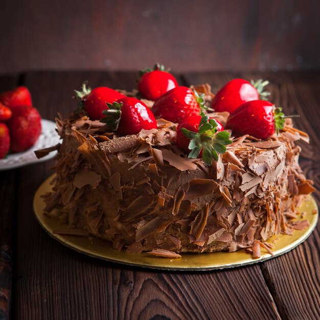 Tarta de frutas de fresa en mesa de madera