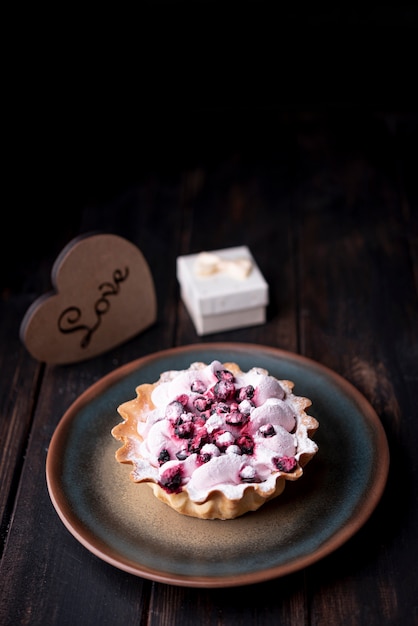 Tarta de frutas en plato con corazón y regalo