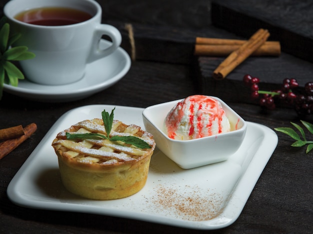 Tarta con helado de vainilla y fresa