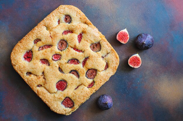 Tarta de higos con higos frescos en la oscuridad