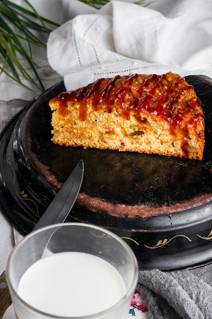 Foto gratuita tarta de jarabe de caramelo con nueces y pasas