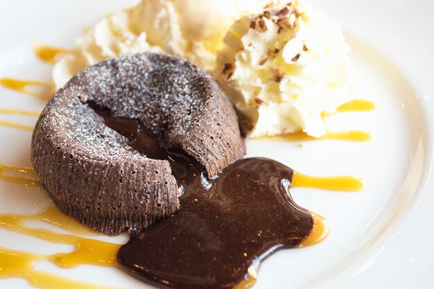 Tarta de lava de chocolate en plato blanco.