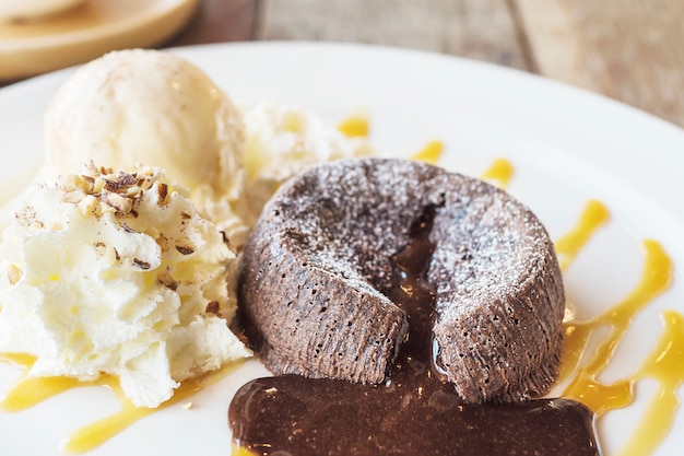 Tarta de lava de chocolate en plato blanco.