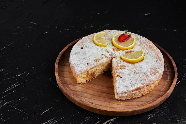 Tarta de limón con azúcar en polvo por encima.