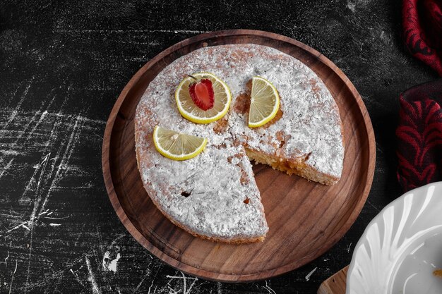 Tarta de limón con azúcar en polvo por encima.