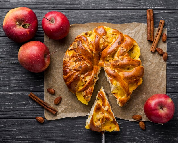 Tarta de manzana al horno y rebanada sobre tela