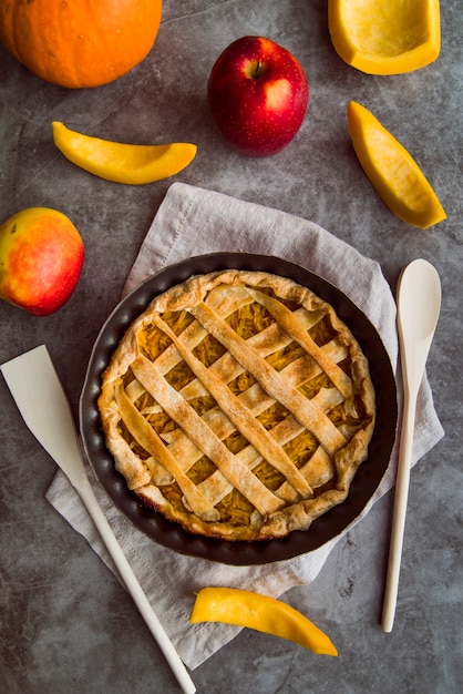 Foto gratuita tarta de manzana al horno en la vista superior de la mesa