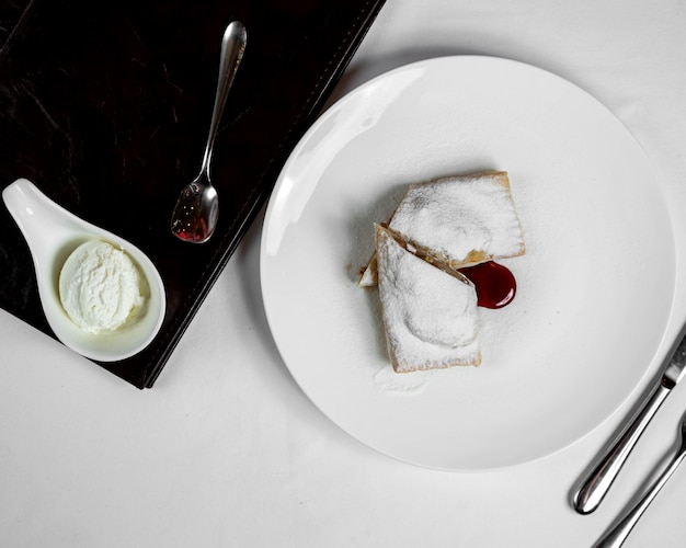 Tarta de manzana con azúcar helada y helado