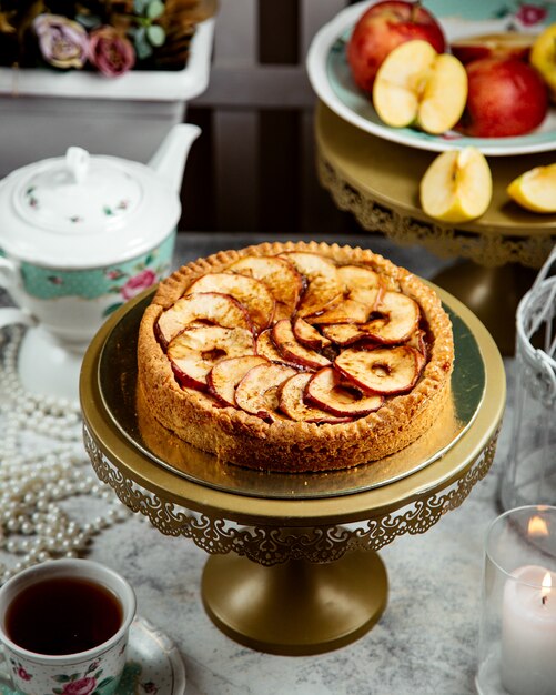 Tarta de manzana con canela y muchas rebanadas de tarta encima