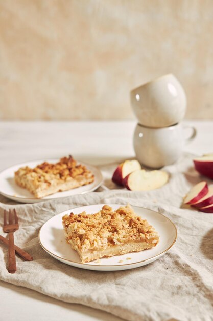 Tarta de manzana casera con crumble sobre una mesa blanca