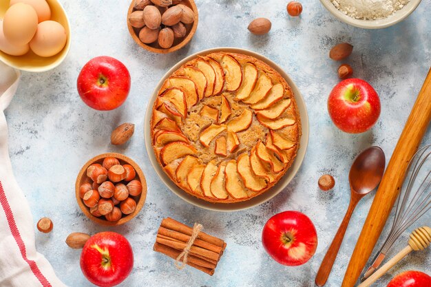 Tarta de manzana casera dulce con canela