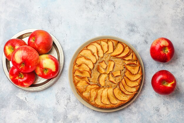 Tarta de manzana casera dulce con canela