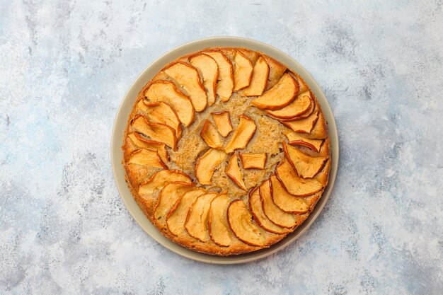 Tarta de manzana casera dulce con canela