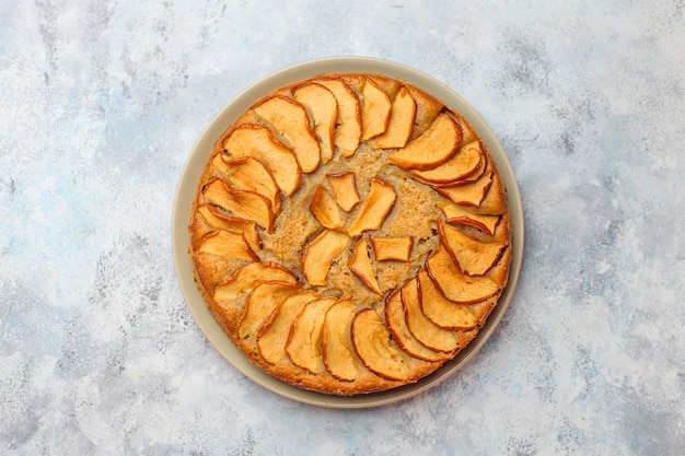 Tarta de manzana casera dulce con canela