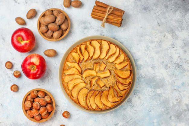 Tarta de manzana casera dulce con canela