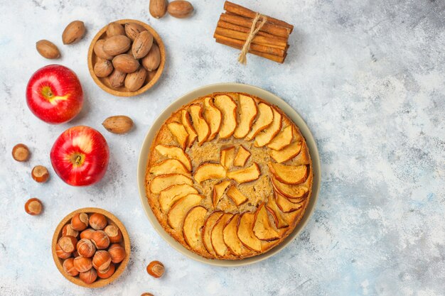 Tarta de manzana casera dulce con canela