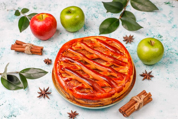 Tarta de manzana casera en mesa de luz