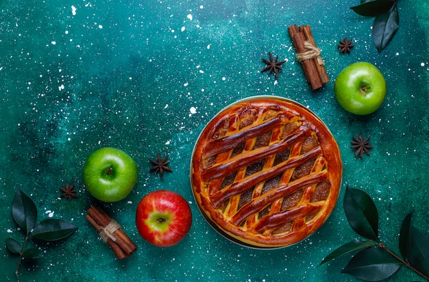 Tarta de manzana casera en mesa verde