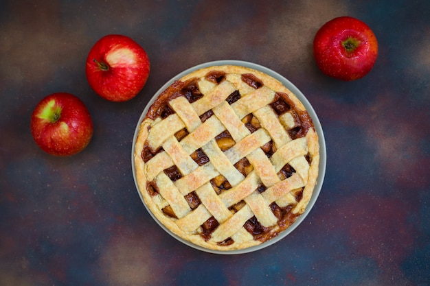 Tarta de manzana casera en oscuro, vista superior, espacio de copia