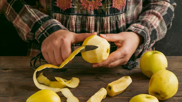 Foto gratuita tarta de manzana con crema batida