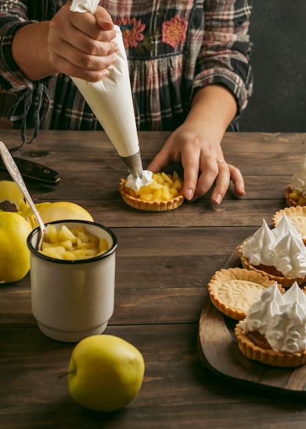 Tarta de manzana con crema batida