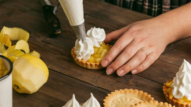 Tarta de manzana con crema batida